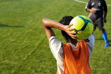 法国队友谊赛触发世界杯新规被罚10人应战一分钟（配图示意）